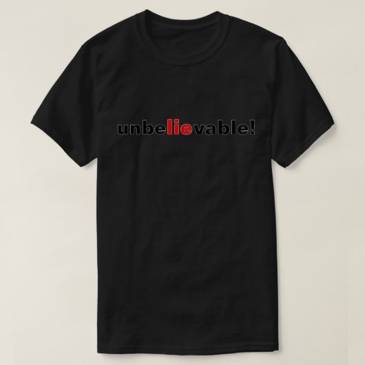 信じられない嘘 赤黒 ポリシー メンズ T シャツ (デザイン正面)