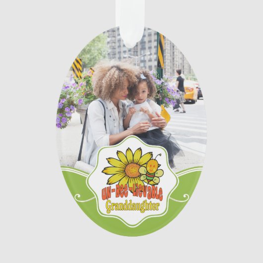 信じられない孫娘ひまわりの花とミツバチ オーナメント (正面)