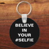 信じるあなたの#セルフィーが面白い キーホルダー (正面)