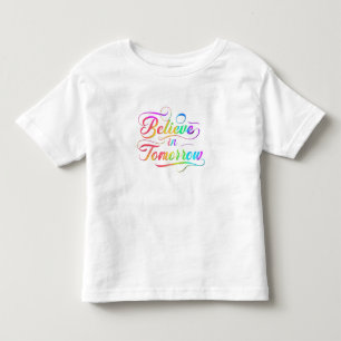 信じイントゥモアレインボータイポグラフィ トドラーTシャツ