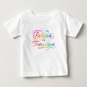 信じイントゥモアレインボータイポグラフィ ベビーTシャツ