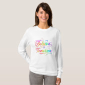 信じイントゥモアレインボータイポグラフィ Tシャツ (正面フル)