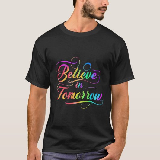 信じイントゥモアレインボータイポグラフィ Tシャツ (正面)
