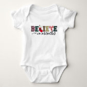 信じインミラクルシッモダンククリスマスホリデー ベビーボディスーツ (正面)