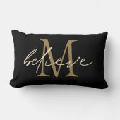 信じスクリプト金ゴールドモノグラムイニシャルブラック ランバークッション (正面)