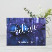 信じタイポグラフィと青と紫のオーナメント (スタンド正面)