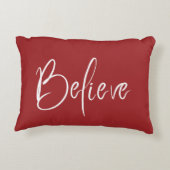 信じタイポグラフィ赤モダンホリデークリスマス アクセントクッション (裏面)