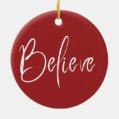 信じタイポグラフィ赤モダンホリデークリスマス セラミックオーナメント (裏面)