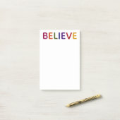 信じ数々の色の ポストイット (デスク上)