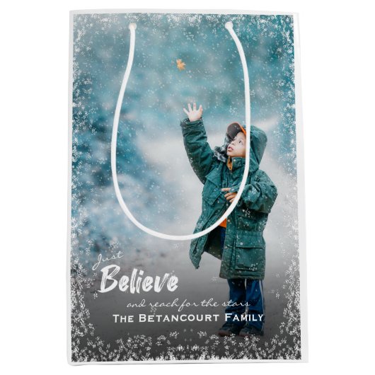 信じ星のクリスマスフォトに手を伸ばす ミディアムペーパーバッグ (正面)