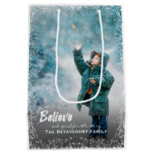 信じ星のクリスマスフォトに手を伸ばす ミディアムペーパーバッグ (裏面)