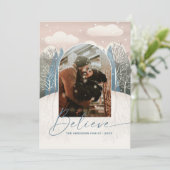 信じ.ピンクの冬の森の宗教的なクリスマス シーズンカード (スタンド正面)