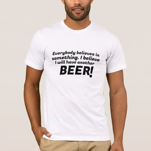 信じBeer Loverおもしろい Tシャツデザイン Tシャツ (正面)