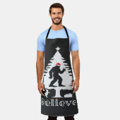 信じBigfoot Cryptozoology Christmas Tree エプロン (着用した状態)