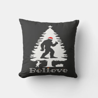 信じBigfoot Cryptozoology Christmas Tree クッション
