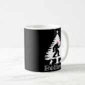 信じBigfoot Cryptozoology Christmas Tree コーヒーマグカップ (正面右)