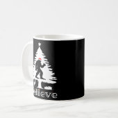 信じBigfoot Cryptozoology Christmas Tree コーヒーマグカップ (正面左)