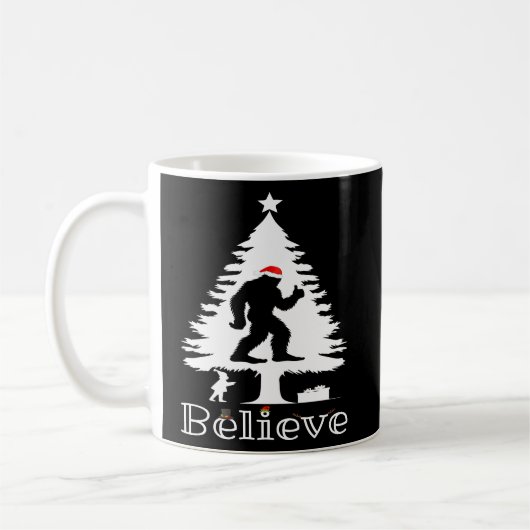 信じBigfoot Cryptozoology Christmas Tree コーヒーマグカップ (左)