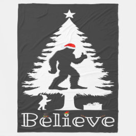信じBigfoot Cryptozoology Christmas Tree フリースブランケット