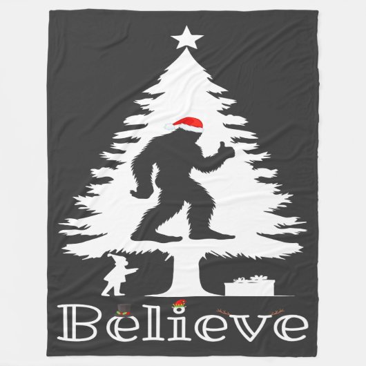 信じBigfoot Cryptozoology Christmas Tree フリースブランケット (正面)
