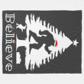 信じBigfoot Cryptozoology Christmas Tree フリースブランケット (正面(横))