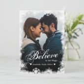 信じChristmas Cards モダン Snowy Holiday Photo 招待状 (スタンド正面)