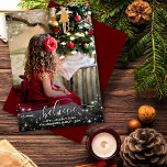 信じSparkle Stars Photo Red Christmas シーズンカード<br><div class="desc">このシンプルクリスマスカードは星の恵みに囲まれた写真をきらめく飾る。下の「字幕」と読は信じ、短い挨拶と署名のための宇宙がある。休日の挨拶エレガントを送信する古典的な方法。奥には斑入りの赤い模様が施されている。</div>