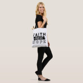 信仰が希望を燃やす 引用 - 前向きなキリスト教アート トートバッグ (モデル)