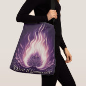 信仰が紫の光を照らす クロスボディバッグ (クローズアップ)