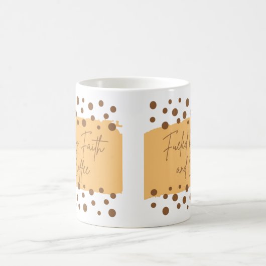信仰とコーヒーによって煽られる コーヒーマグカップ (中央)