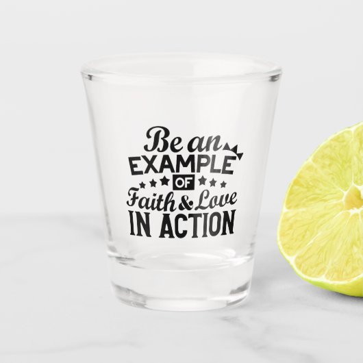 信仰と行動愛の例である ショットグラス (正面)