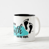 "信仰によって歩く"バイブル・バース ツートーンマグカップ (正面右)