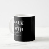 信仰によって歩む - コリント人への第二の手紙 5:7 コーヒーマグカップ (正面左)
