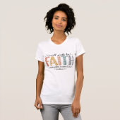 信仰によって歩む – コリント人への第二の手紙 5:7 Tシャツ (正面フル)