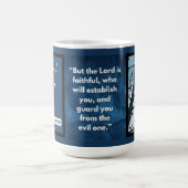 信仰のメッセージ – 聖書の聖句 – 2テサロニケ3:3 コーヒーマグカップ (中央)