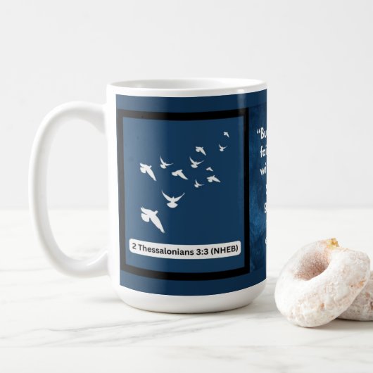信仰のメッセージ – 聖書の聖句 – 2テサロニケ3:3 コーヒーマグカップ (ドーナツ)
