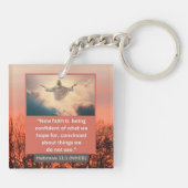 信仰のメッセージ – 聖書の聖句 – Hebrews 11-1 Acrylic キーホルダー (裏面)