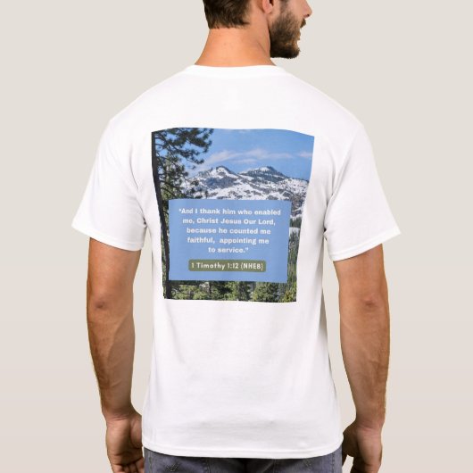 信仰のメッセージ – 1テモテ1-12短い袖白 Tシャツ (裏面)