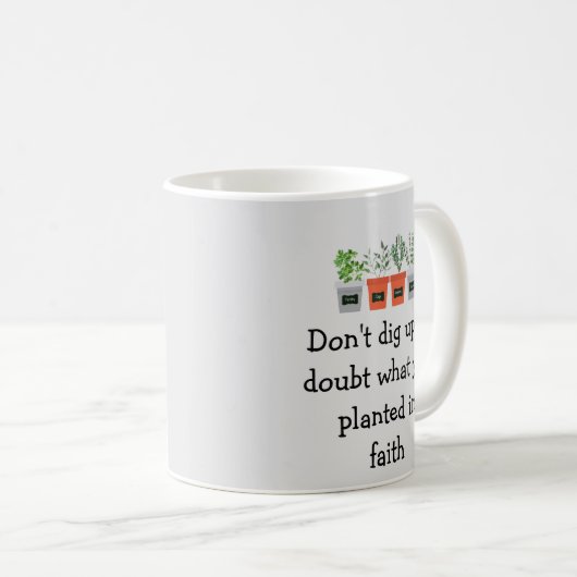信仰の中で何を植えたのか疑う必要はない コーヒーマグカップ (正面右)