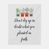 信仰の中で何を植えたのか疑う必要はない フリースブランケット (正面)