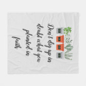 信仰の中で何を植えたのか疑う必要はない フリースブランケット (正面(横))