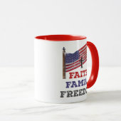 信仰の家族の自由が旗で十字架 マグカップ (正面右)