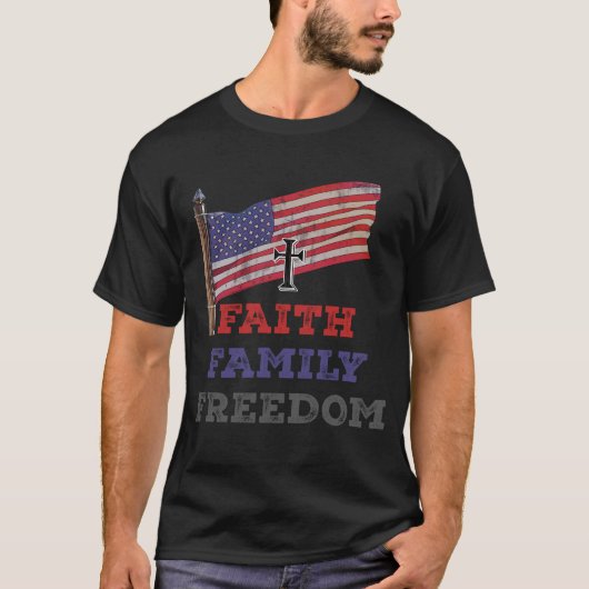信仰の家族の自由が旗で十字架 Tシャツ (正面)