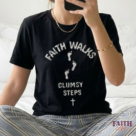 信仰の歩み、つまずきの足跡 – キリスト教徒のための面白い足跡デザイン トライブレンドＴシャツ