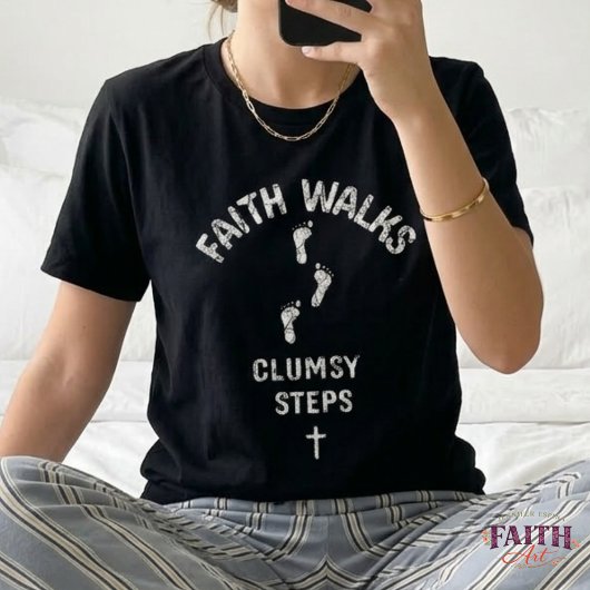信仰の歩み、つまずきの足跡 – キリスト教徒のための面白い足跡デザイン トライブレンドTシャツ