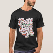 信仰は恐れに勝つ レトロ風タイポグラフィTシャツ Tシャツ (正面)