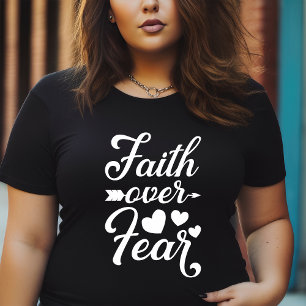 信仰は恐怖に勝つ 宗教的な名言 プラスサイズTシャツ