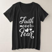 信仰は恐怖に勝つ 宗教的な名言 プラスサイズTシャツ (デザイン正面)
