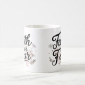 信仰は恐怖に勝つ | 花柄のモチベーションマグ コーヒーマグカップ (中央)