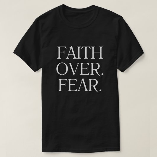 信仰は恐怖に勝る メンズシャツ - クリスチャンへの励ましのメッセージ Tシャツ (デザイン正面)